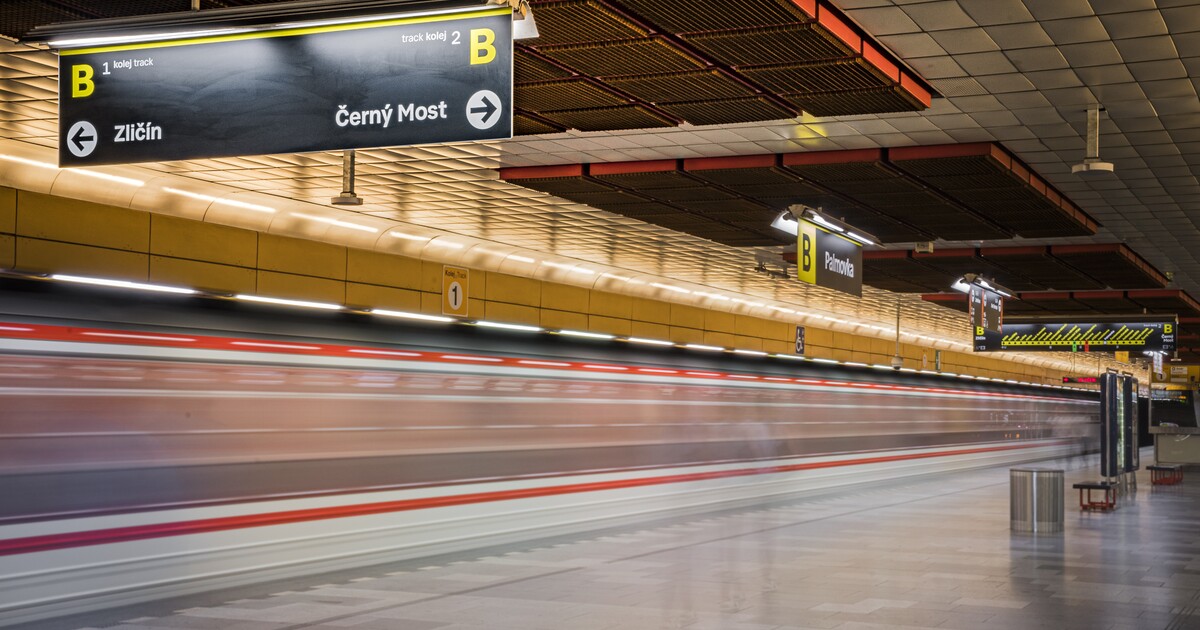AKTUÁLNĚ: Kvůli pádu člověka do kolejiště ve stanici Národní třída nejezdí metro na lince B
