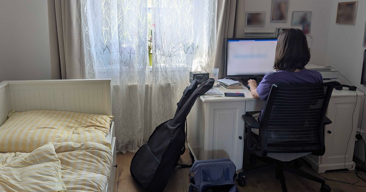 Život s rodiči po třicítce? Denis přestal randit, Jana a její partner spali na gauči v obýváku