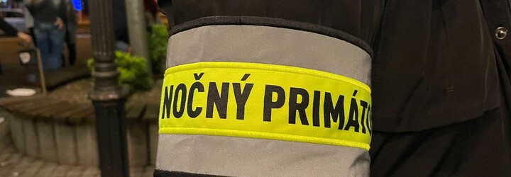 V Bratislave sú ľudia v uliciach aj po deviatej. Policajti ich musia posielať domov, ešte stále platí zákaz vychádzania