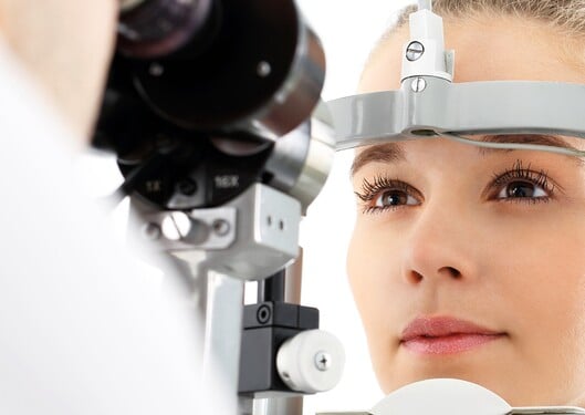 Ako sa odborne nazýva lekár, ktorý sa zaoberá liečením očných chorôb?