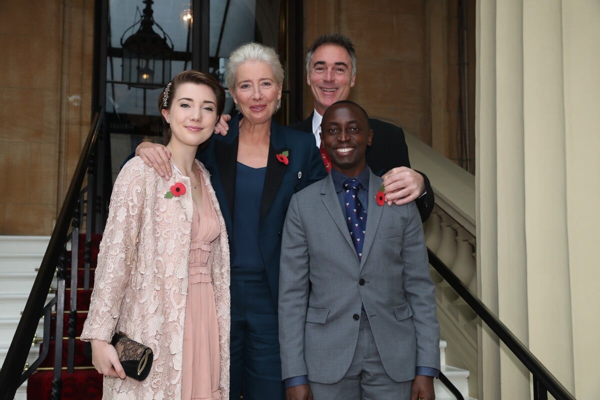 Britská herečka Emma Thompson s manželem Gregem Wisem a dětmi. Dcera Gaia se narodila díky umělému oplodnění, syna Tindyho manželé adoptovali.