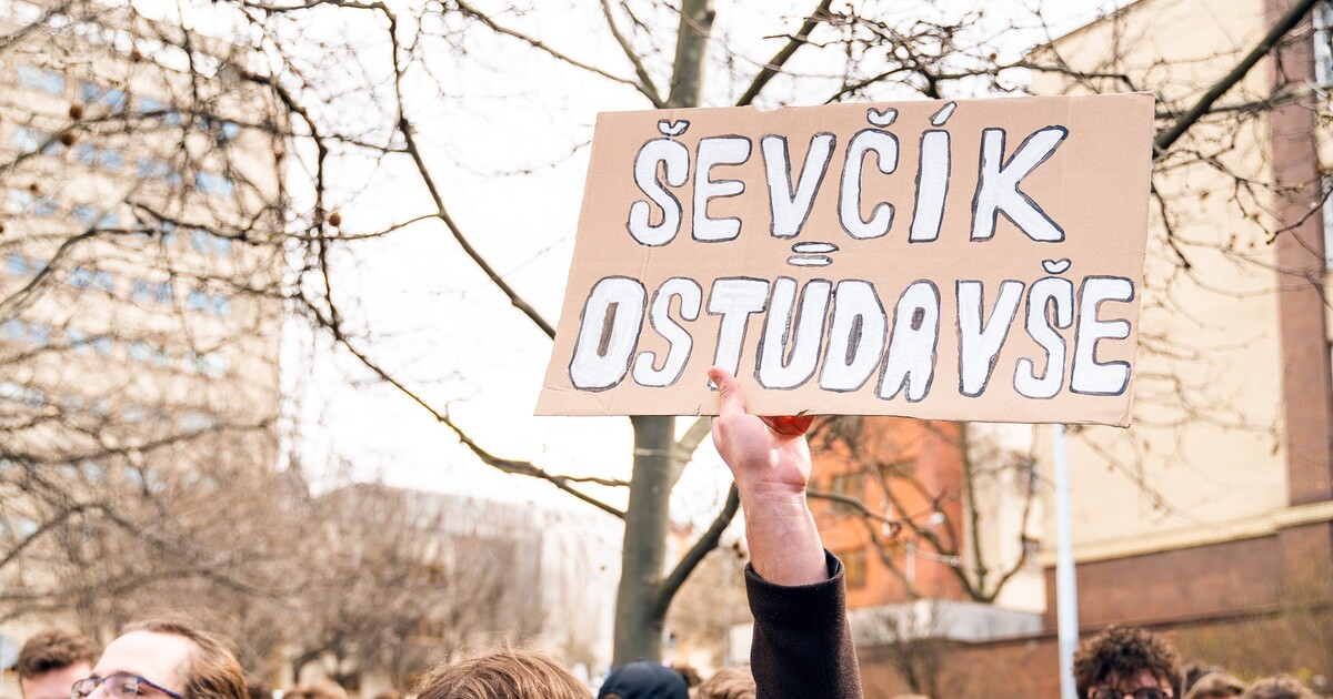„Ševčík ničí pověst fakulty!“ Proti děkanovi demonstrovaly stovky studentů