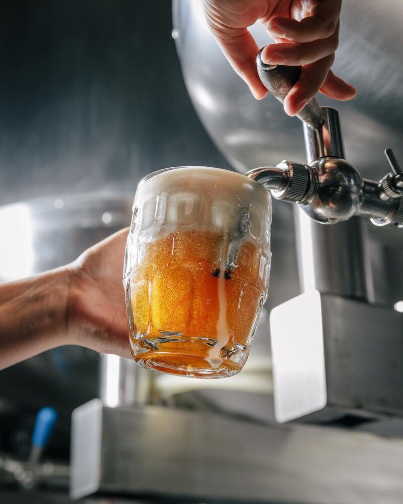 Začneme prípitkom v podobe zlatistého moku. Česi sú na prvom mieste na svete v spotrebe piva na osobu. Vieš, koľko litrov piva vypije priemerný Čech za jeden rok?