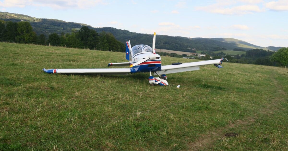 Nehoda letadla na severu Čech: Stroj se při přistávání střetl s projíždějícím autem
