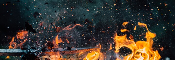 Muž chtěl hořákem zabít pavouka. Nechtěně si podpálil celý dům