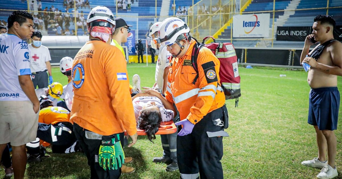 VIDEO: Tlačenice na fotbalovém stadionu v Salvadoru si vyžádala 12 mrtvých