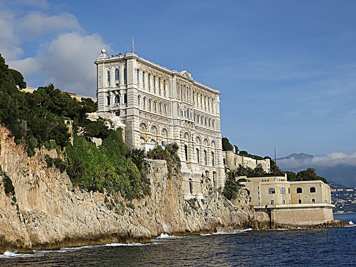 Väznica v Monaku má výhľad na more.