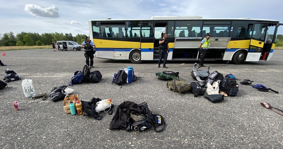 VIDEO: Celníci, psovodi a půlhodinové čekání v řadách. Policisté kvůli drogám zastavili autobus mířící na festival Let It Roll