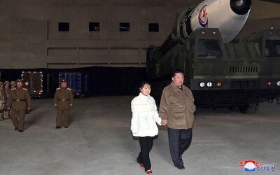 Kim Čong-un znovu ukázal dceru, mluví se o jejím nástupnictví.