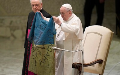 Papež políbil ukrajinskou vlajku, kterou mu přinesli z Buči. Odsoudil masakr na civilistech.