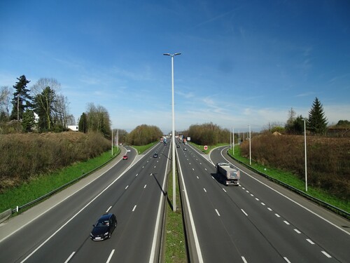 Po diaľnici D1 vidíš ísť vodiča v strednom pruhu rýchlosťou 110 km/h.