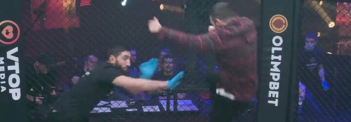 VIDEO: Bizarní MMA duel muže se ženou v Rusku přerušil rozzuřený divák. Chtěl pomoci prohrávající přítelkyni