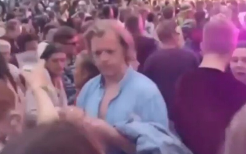 Euforický „Maroš Kramár“ na hudobnom festivale zabáva slovenský internet. Pridal sa k tancujúcemu „Kaliňákovi“.