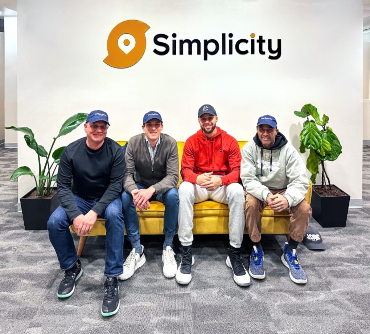 Basketbalista Stephen Curry (druhý sprava) sa stáva súčasťou slovenského startupu Simplicity.