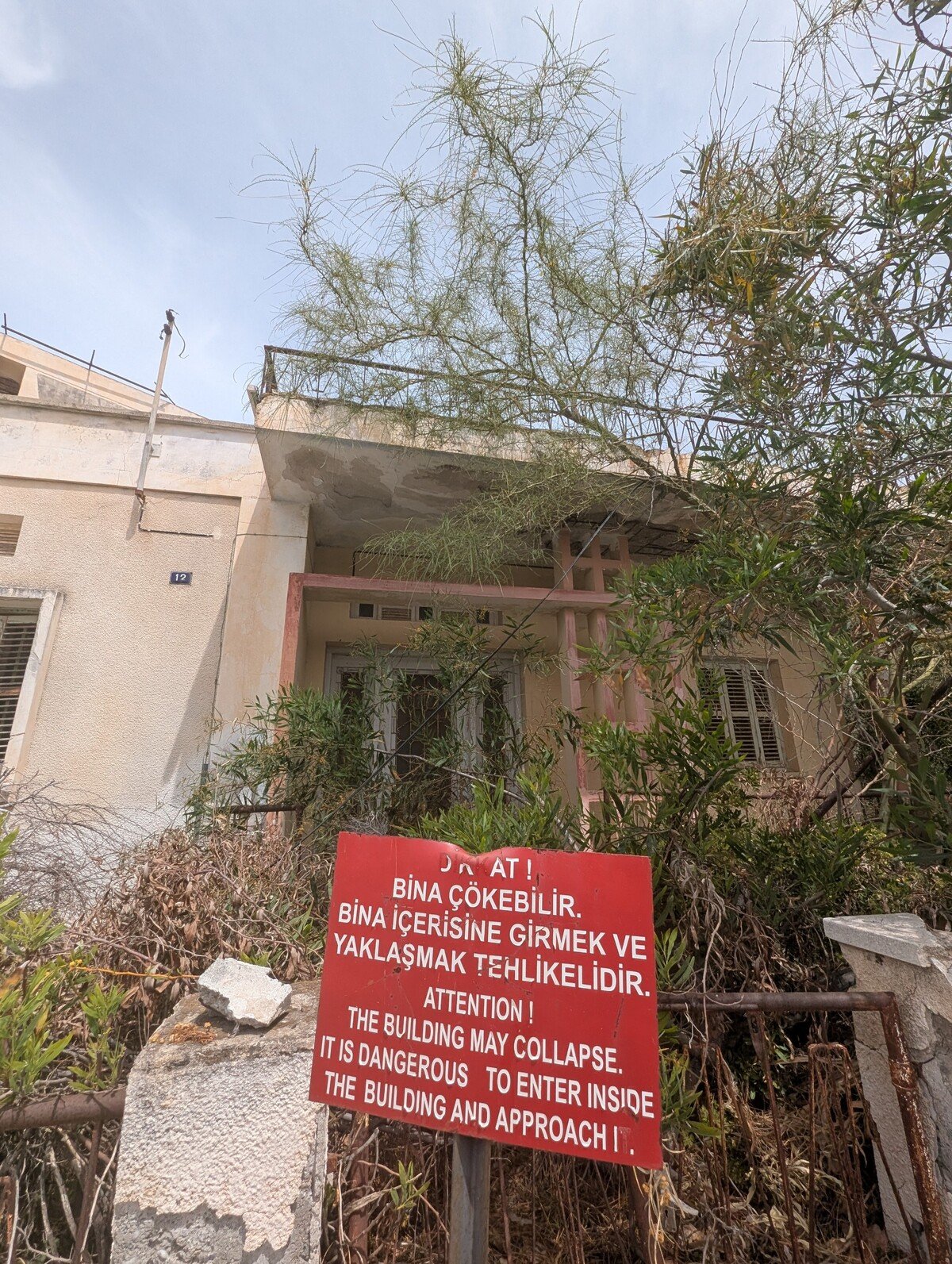 Nepočítej s tím, že by ses dostal mimo pro turisty vyhrazené cesty. Vše je přísně hlídané.