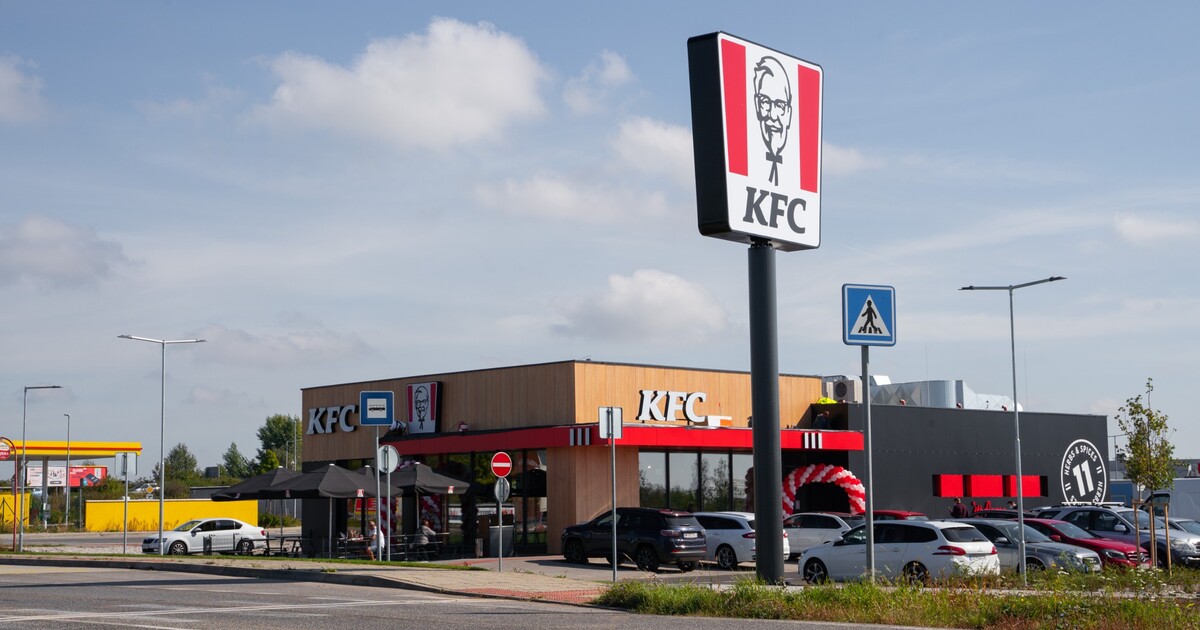 Zkaženým masem to neskončilo. V KFC našli muffiny pokryté šedobílou plísní