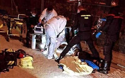 Pod Eiffelovkou pobodali dve moslimky. Vraj na nich ženy s nožom kričali rasistické nadávky a posielali ich späť domov.