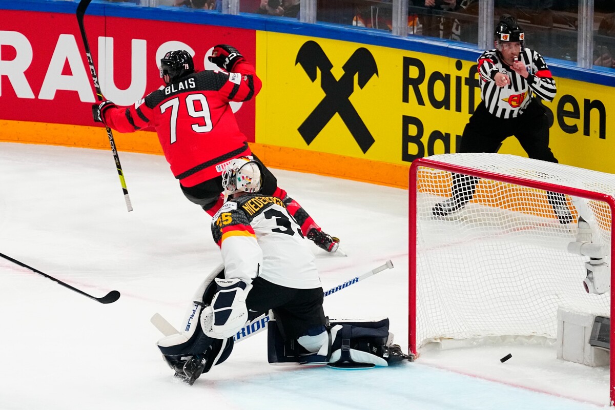 Na snímke vľavo kanadský útočník Samuel Blais oslavuje gól, vpravo nemecký brankár Mathias Niederberger vo finále Majstrovstiev sveta v ľadovom hokeji Nemecko – Kanada vo fínskom Tampere 28. mája 2023.