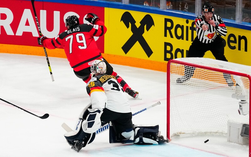 Mistrovství světa v hokeji vyhrála Kanada. V napínavém finále porazila Německo 5:2.