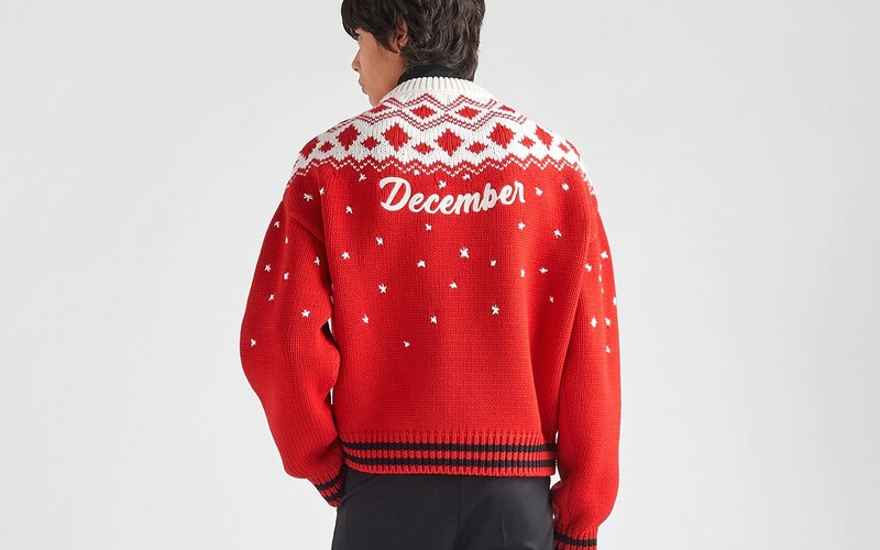Módny dom Prada predáva vianočný sveter za 2 500 eur. Oblečieš si ho k štedrovečernému stolu?