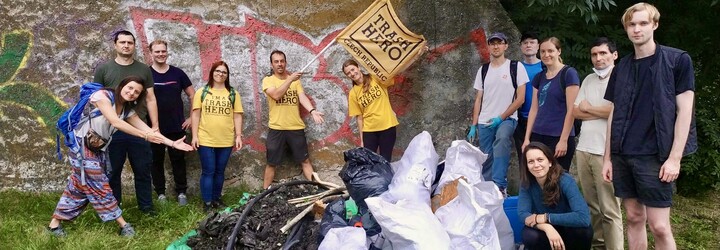Vydali jsme se uklízet Prahu s dobrovolníky, kteří se takto schází každý týden. Přidat se můžeš i ty (Reportáž)