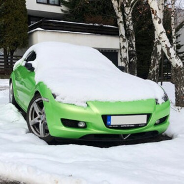 Aký japonský automobil sa skrýva pod snehom?