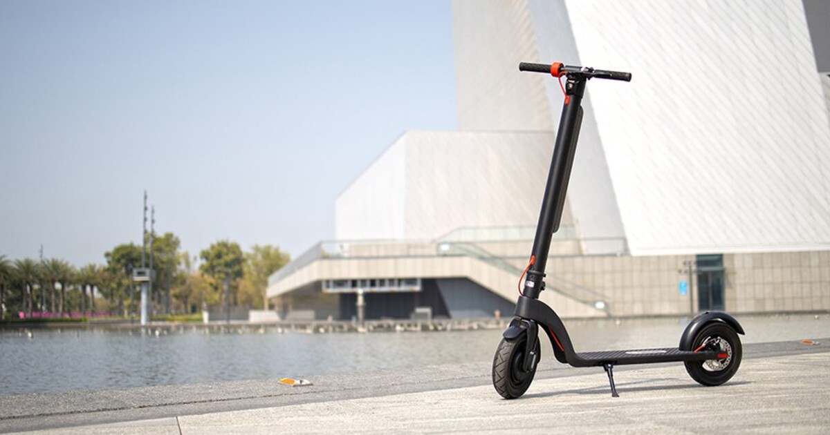 Chceš naplno využít svoji elektrickou koloběžku v teplých dnech? Předtím, než vyrazíš, si dej pozor na těchto 5 věcí