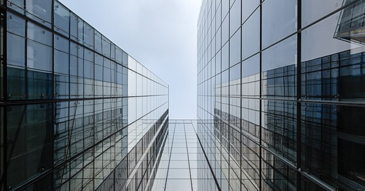 Muž ukazoval studentům, jak jsou pevná okna v mrakodrapu. Vypadl z 24. patra a zemřel