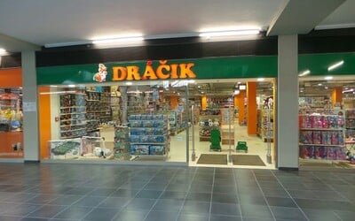 Česká polícia vyšetruje obchod Dráčik. Majiteľ na webe už niekoľko mesiacov publikuje kontroverzné banery.