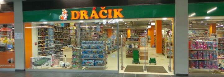 Policie vyšetřuje hračkářství Dráčik. Majitel na webu publikuje kontroverzní názory