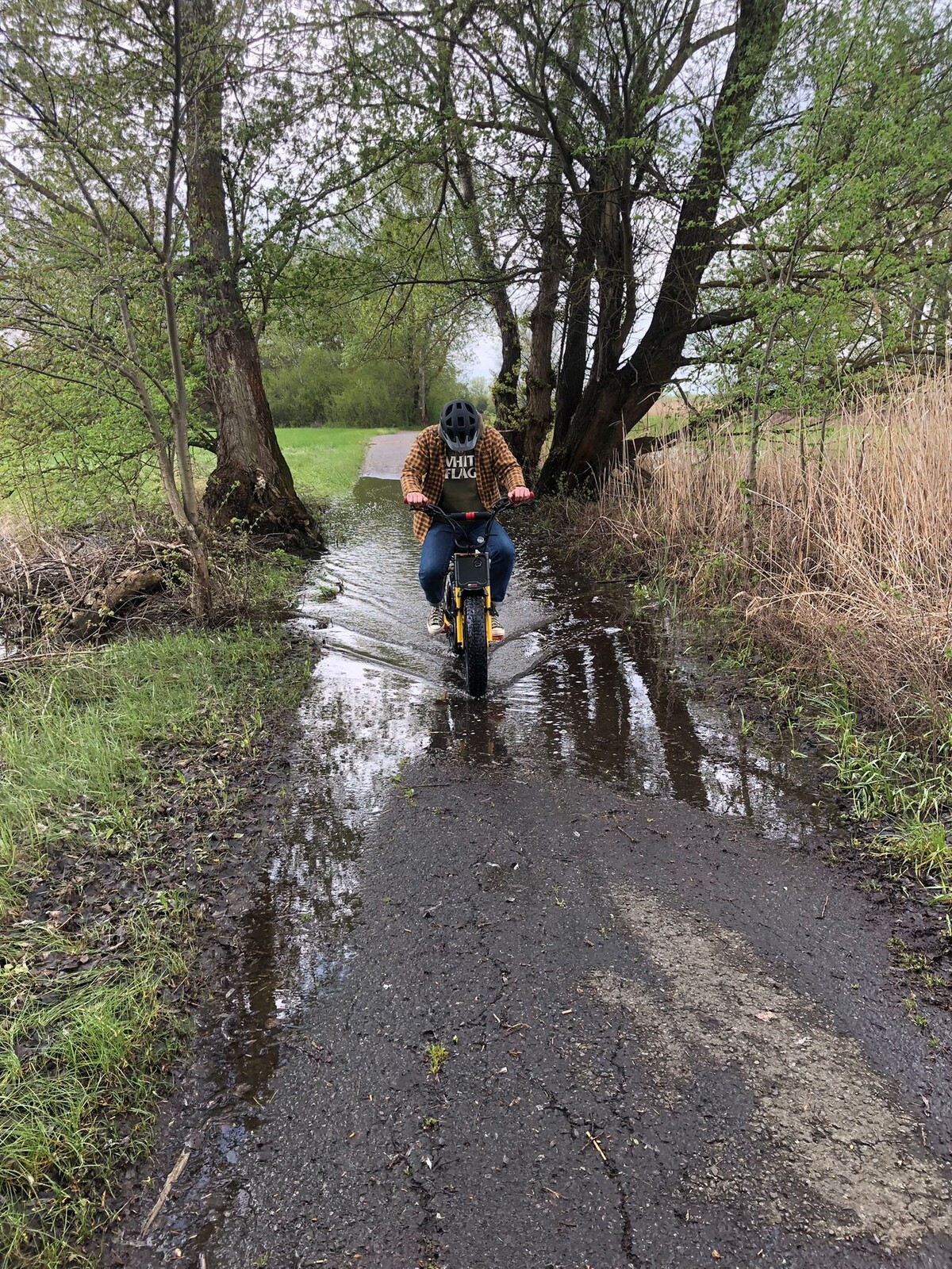 Záplavy za cyklomostom VysoMarch síce nerobia problém bežným cyklistom, no elektrické bicykle by hlbšiu vodu zrejme znášali horšie. 