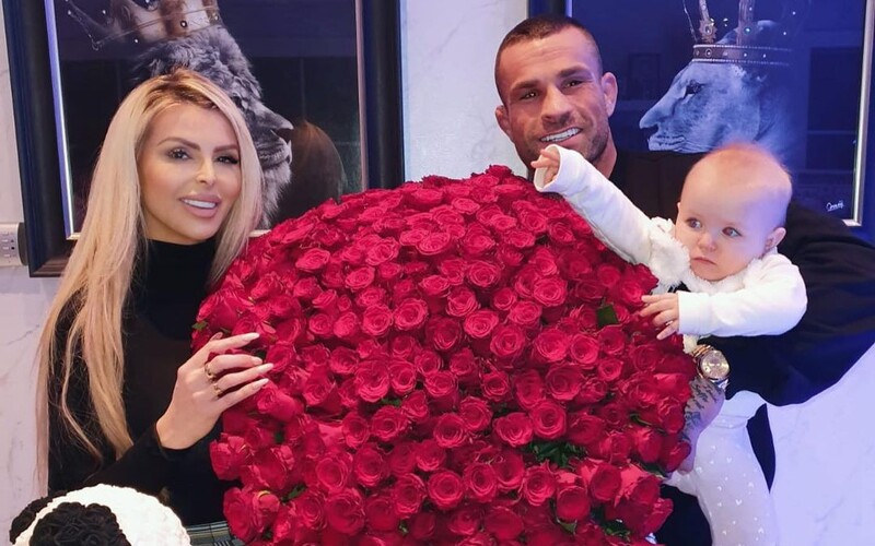 Karlos Vémola má späť doma svoju partnerku Lelu. Daroval jej 300 ruží.