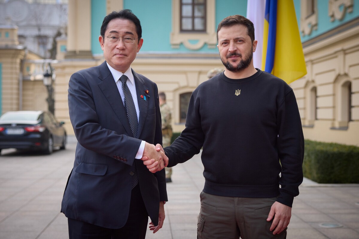 Archívna fotografia z 21. marca 2023. Japonský premiér Fumio Kišida a ukrajinský prezident Volodymyr Zelenskyj.