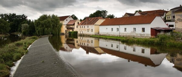 Víš, která obec v Česku je svou rozlohou vůbec nejmenší? Žije v ní pouze 153 obyvatel.