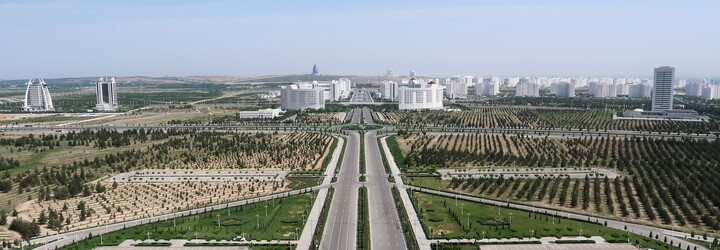 Jedna z nejuzavřenějších zemí světa. Vůdce tu zakázal černá auta, bikiny a stal se raperem. Jak se žije v Turkmenistánu?