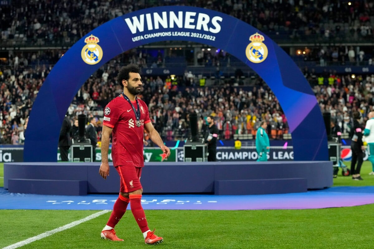 Na snímke futbalista Mohamed Salah z Liverpoolu kráča po prehre vo finálovom zápase Ligy majstrov FC Liverpool – Real Madrid 28. mája 2022 na štadióne Stade de France v Paríži.