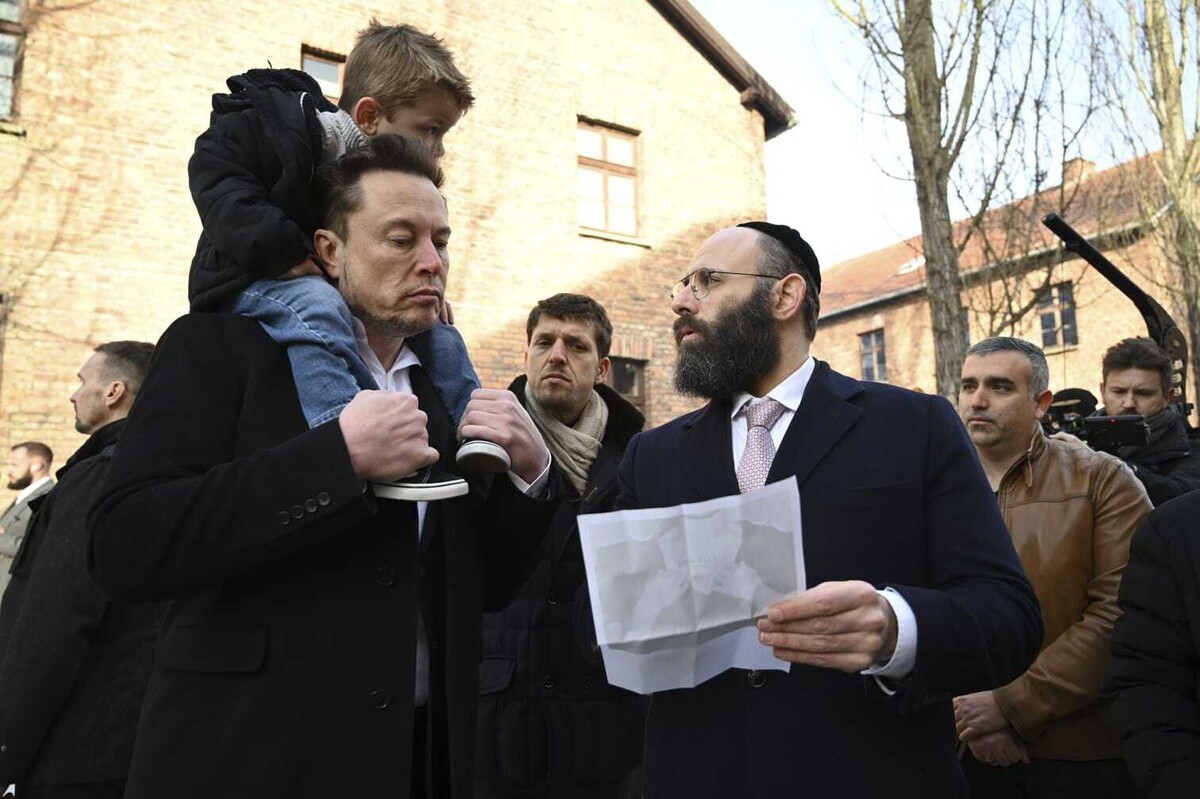 Na snímke miliardár Elon Musk (vľavo), ktorý navštívil bývalý nacistický koncentračný tábor Auschwitz-Birkenau pri poľskom meste Osvienčim v pondelok 22. januára 2024. Podnikateľ čelil v uplynulom období kritike za to, že vyslovil súhlas s antisemitskou konšpiračnou teóriou a povolil nenávistné príspevky na svojej sociálnej sieti X. 