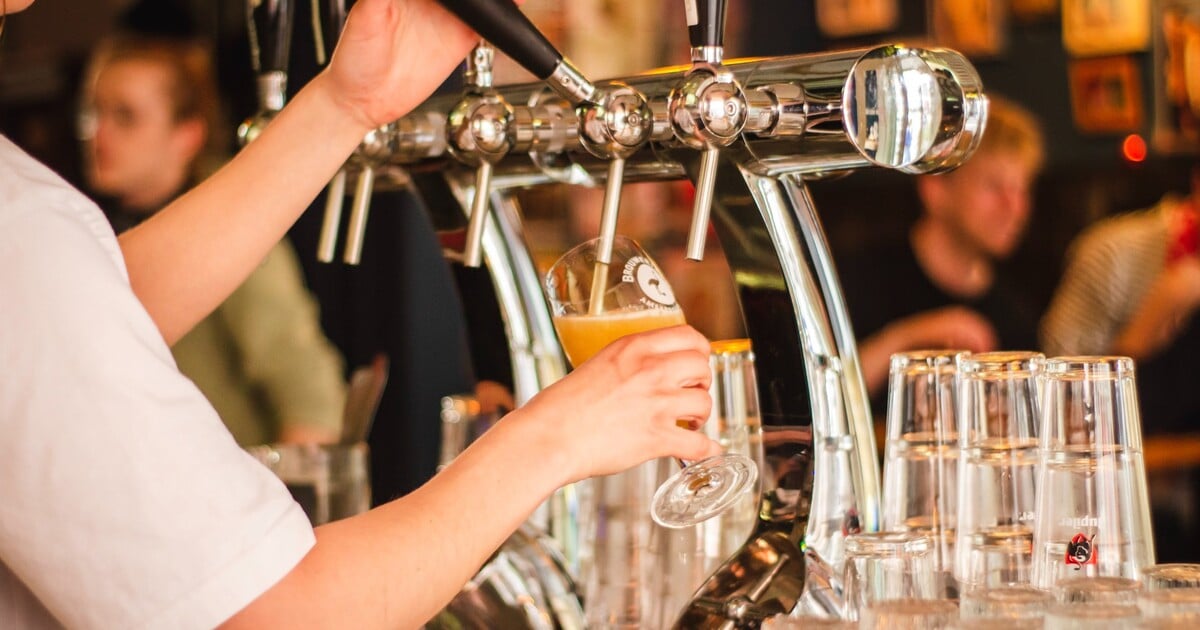 Evropa následuje Česko – holduje pivu. Francouzi nechtějí víno a vládu to stojí miliardy korun