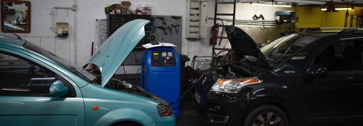 Europoslanci schválili zákaz prodeje nových aut se spalovacím motorem od roku 2035. Neshodli se však na klimatické neutralitě