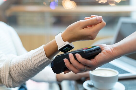 Odkedy môžeš platiť na Slovensku mobilom alebo smart hodinkami? 