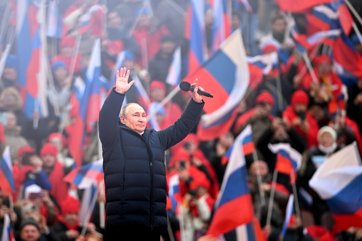 Vladimir Putin zdraví ľudí po svojom prejave na koncerte, ktorý sa konal pri príležitosti ôsmeho výročia vyhlásenia Krymskej republiky a mesta Sevastopol za subjekty Ruskej federácie v Moskve v piatok 18. marca 2022.