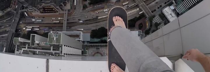Milovník adrenalinu Oleg servíruje nové video, kde se na skateboardu projíždí po střeše mrakodrapu
