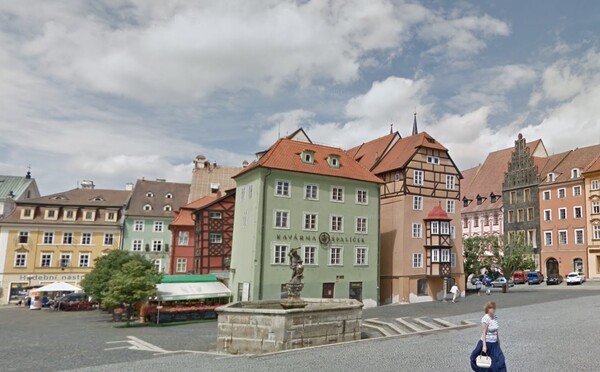 Toto krásné náměstí svým vzhledem připomíná spíše malá německá městečka. Poznáš, ve kterém českém městě ho najdeme?