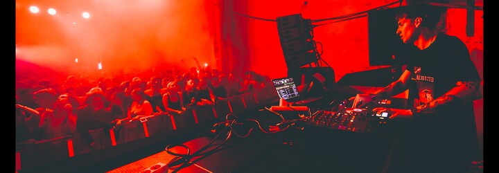 Osmý Addict byl obrovský. NobodyListen, Hugo Toxxx nebo Dalyb a více než 1 500 lidí v opuštěné výrobní hale na okraji Prahy (Fotoreport)