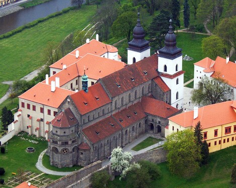 Vítej v Třebíči. Kromě židovské čtvrti zde najdeš i tuto baziliku, která byla původně částí benediktinského kláštera ze 13. století. Poznáváš ji? Na seznam UNESCO byla zapsána v roce 2003.