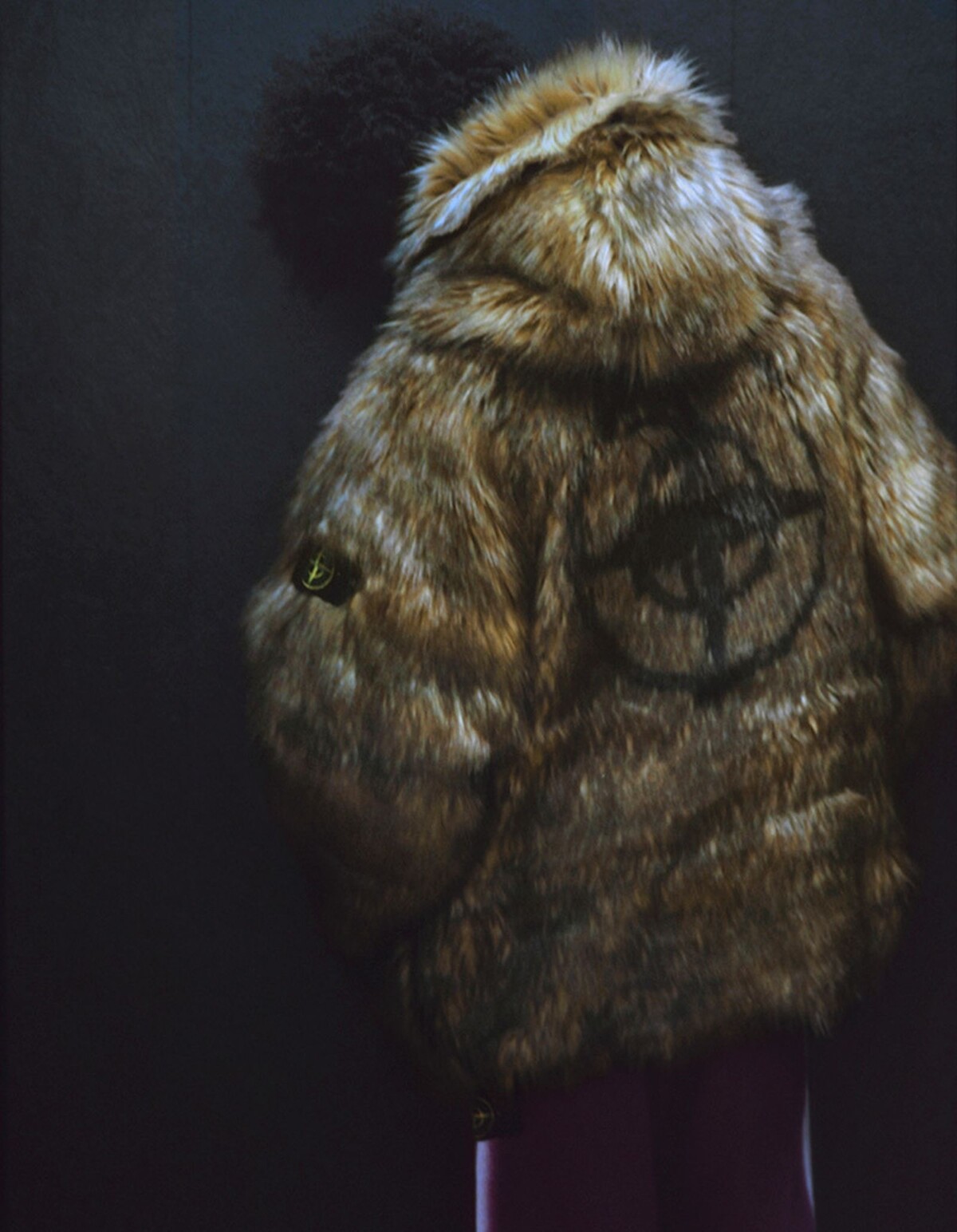 Umelý kožuch s logom Stone Island cez celý chrbát z kolekcie jar/leto 2012.