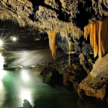 Približne koľko jaskýň sa nachádza na území Slovenska?