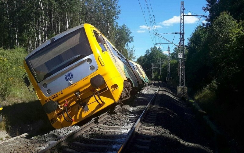 Na Chebsku vykolejil vlak. Pendolino jedoucí na stejné trati včas zastavilo.