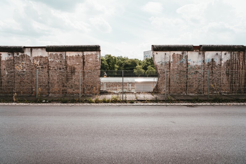 Berlínsky múr bol najznámejším symbolom studenej vojny a jeho pád viedol k rozpadu Sovietskeho zväzu. V ktorom roku múr padol? 