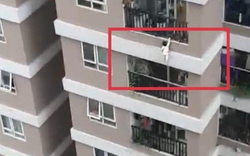 Video: 2-ročné dievčatko prežilo pád z 12. poschodia. Život mu zachránil okoloidúci šofér dodávky.